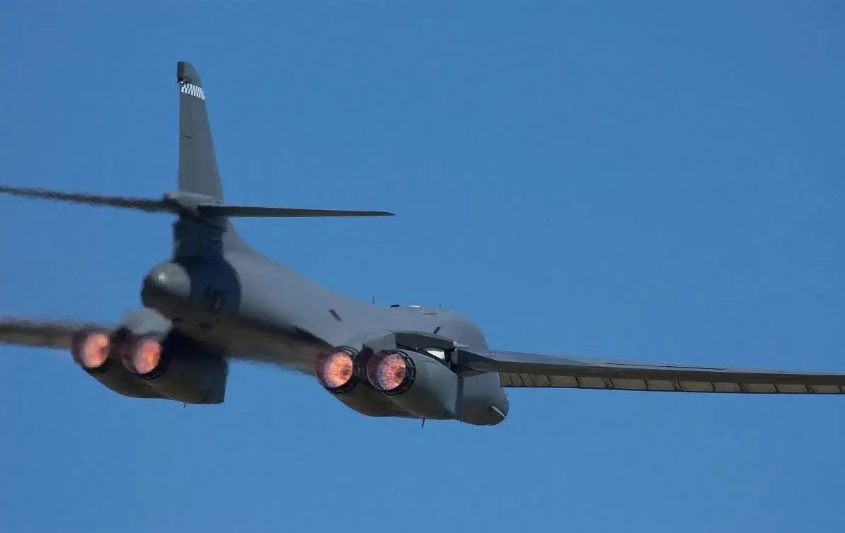 B-1B轰炸机来了，叙伊却没抓住机会，30个导弹营全哑火。美军出动B-1B轰炸机