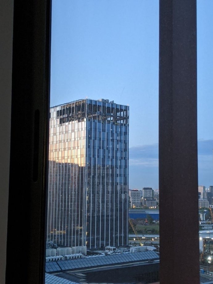 突发，乌克兰无人机突破俄军防空系统拦截，突袭莫斯科市区，命中莫斯科商业大厦顶楼。