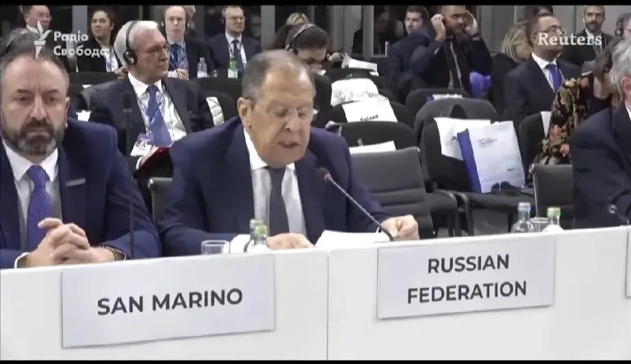 俄罗斯外长拉夫罗夫在参加欧安组织部长会上遭受冷遇，大合照环节，他们居然抢在拉夫长