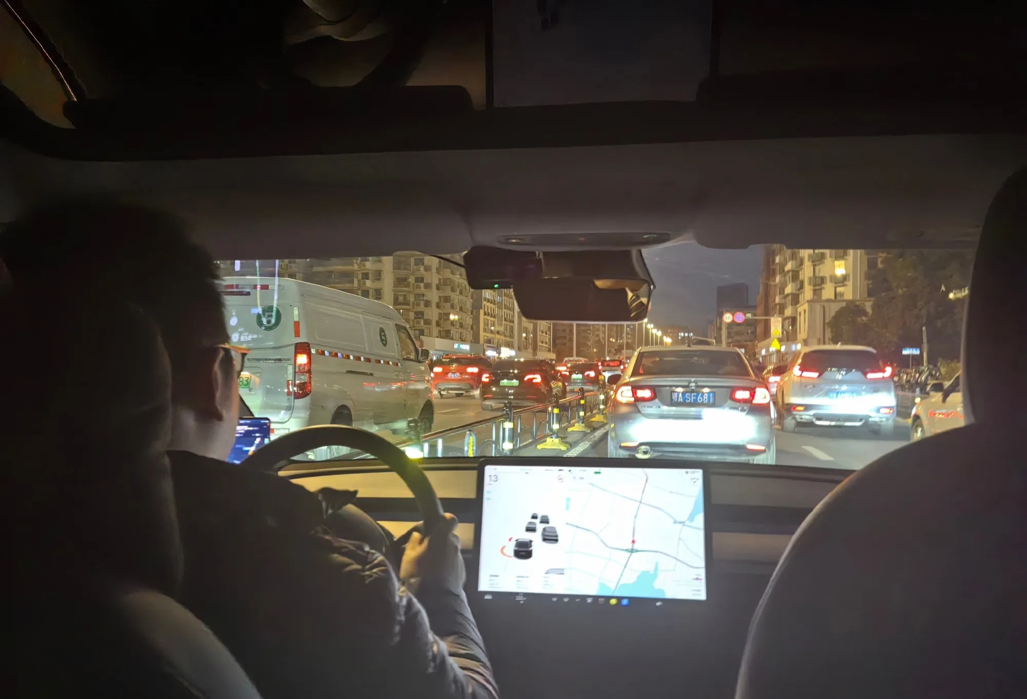 去高铁站打了一个专车，结果来了个特斯拉Model3，师傅今年是全职跑滴滴，这个车