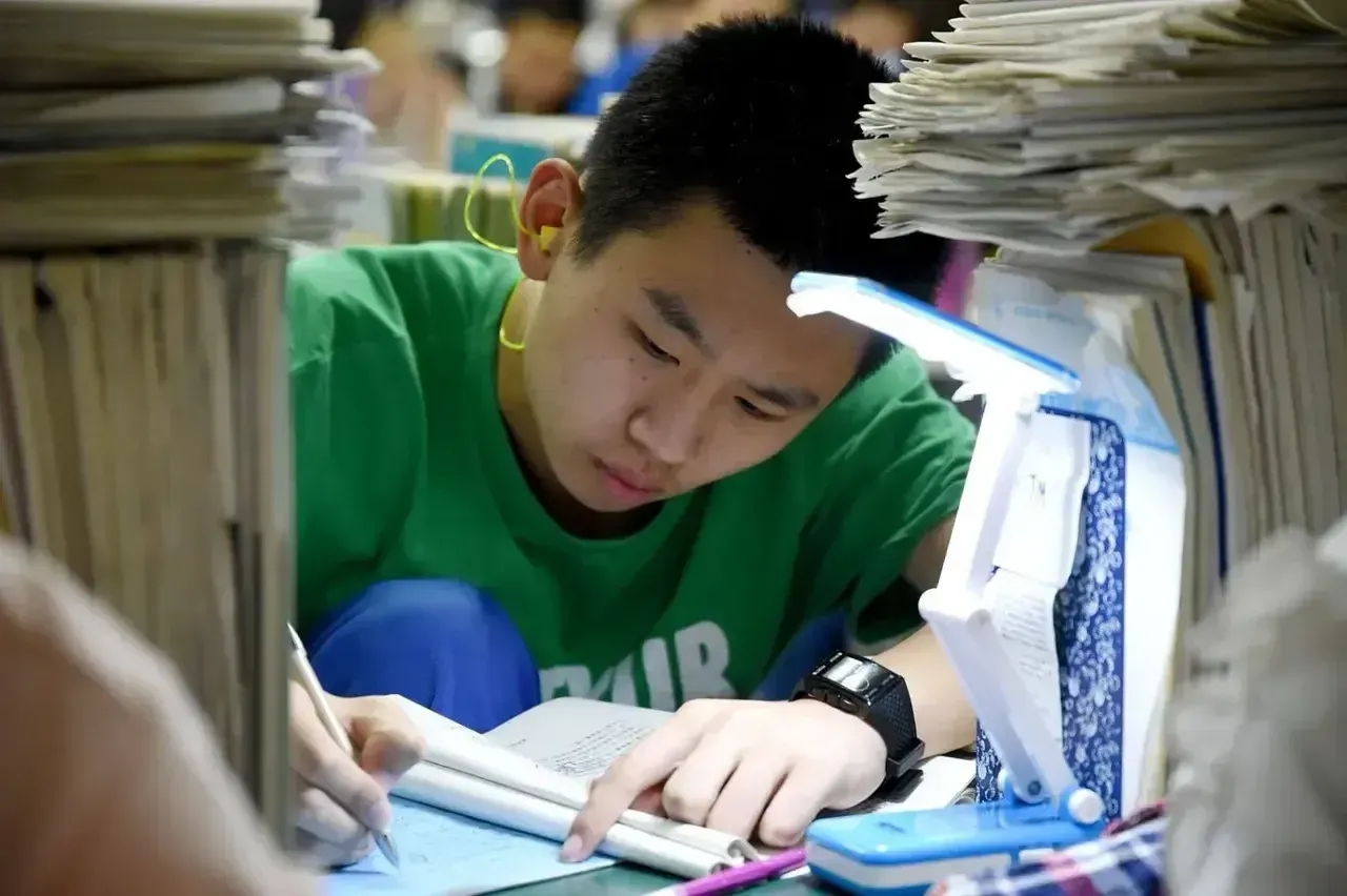 儿子高三了，期末考成绩出来了
语文：125分
数学：115分
英语icon：98