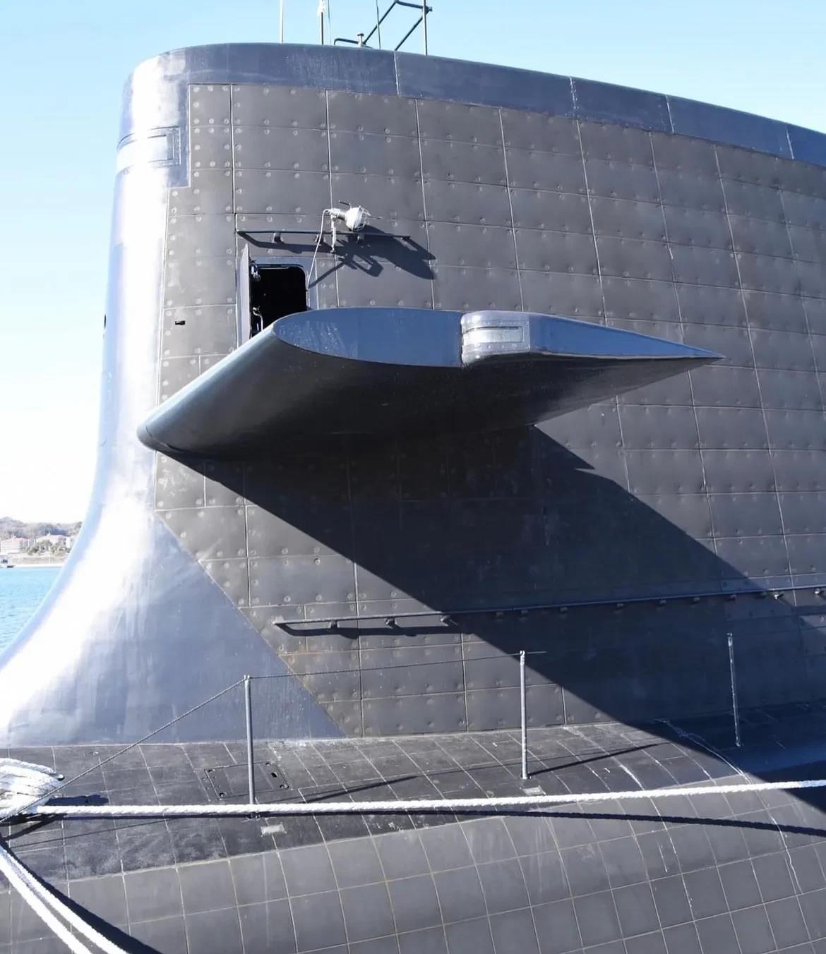 日本的横须贺海军基地里，近距离拍一下日本潜艇的做工。

可以看到艇身上整整齐齐的