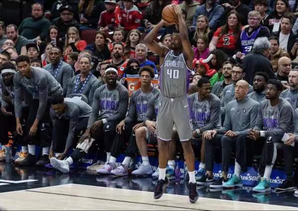 据记者Steinb表示，火箭队一直寻求大个子球员，来替换掉兰代尔目前的位置，而他