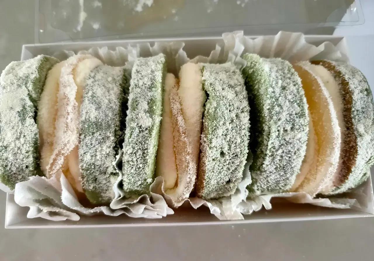 我妈买回来的蛋糕，
我一看就知道发霉了变质了，
我妈非说这是新鲜高端蛋糕，这能吃