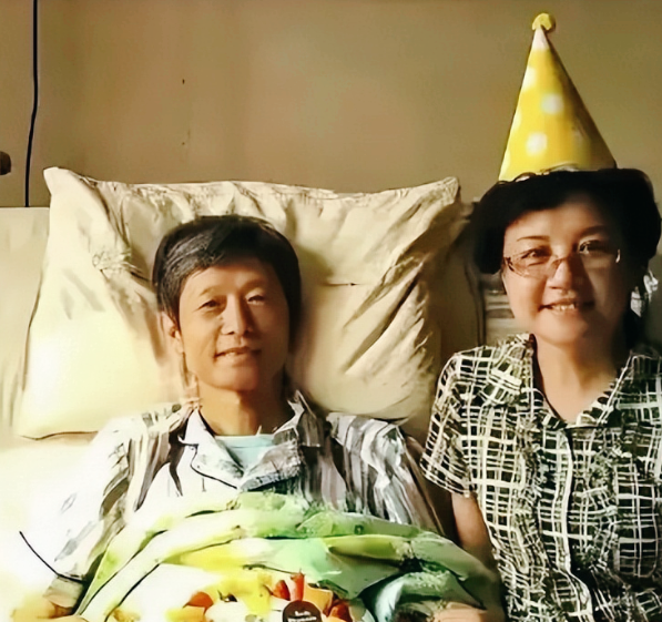 2016年，艾跃进的妻子陪着他一起庆祝了最后一次生日，照片上的他脸上带着微笑，但