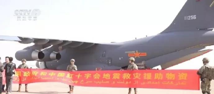 中国自带警戒部队驾驶运-20，飞行3000公里向阿富汗运输救灾物资！

当地时间