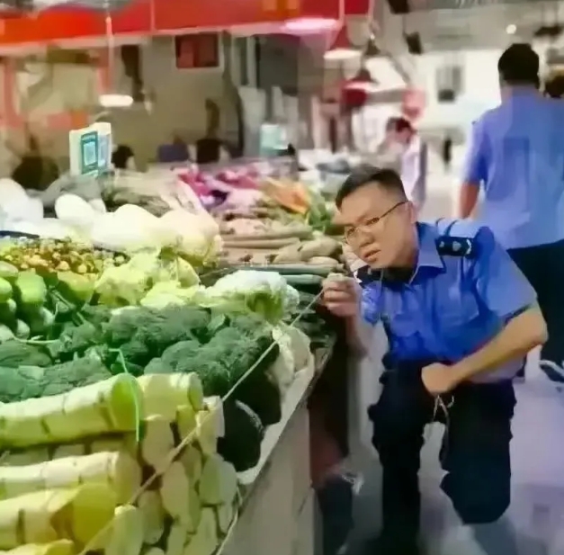 最近网络上这两张图火了：一张是城管人员，管理市场：蔬菜摆放要整齐如一，不能过线，