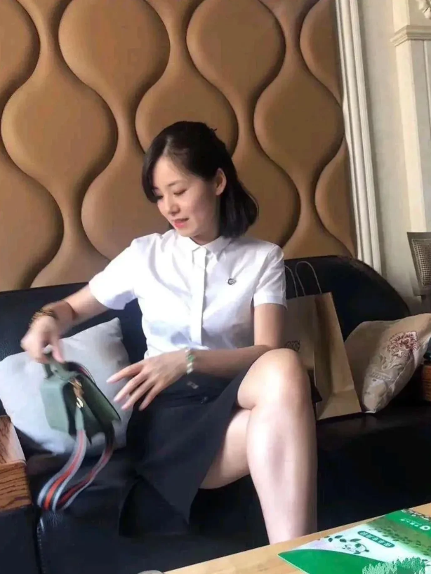 我姐上大四那年竟然怀孕了，她的肚子一天天变大，她知道再也瞒不住了，于是她告诉了我