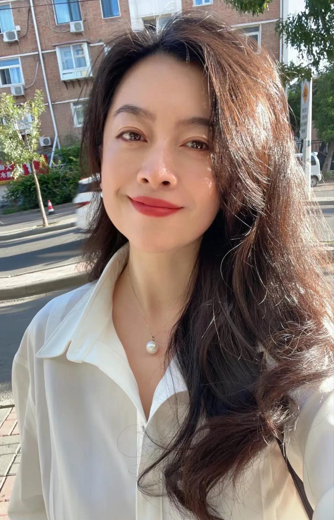 新来的女同事找我借 200 元，我毫不犹豫地微信转给了她。令我惊讶的是，她当日下