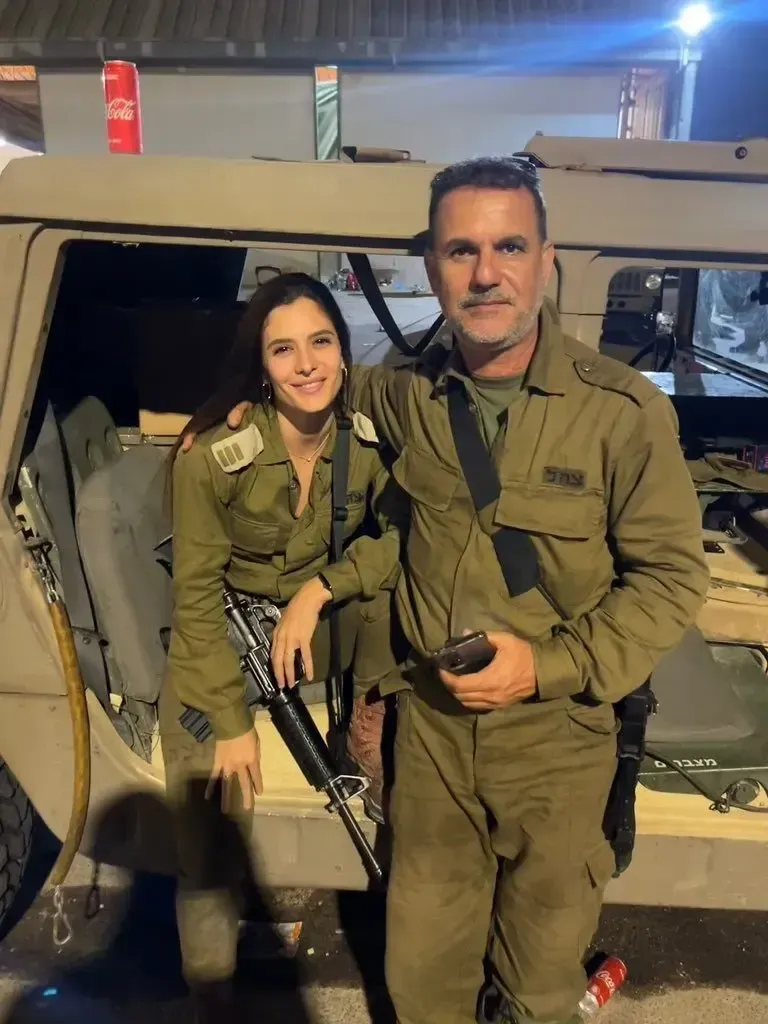 这张照片拍摄于以色列，一对父女走下吉普车，正准备走向战场，父亲给了女儿一个拥抱，