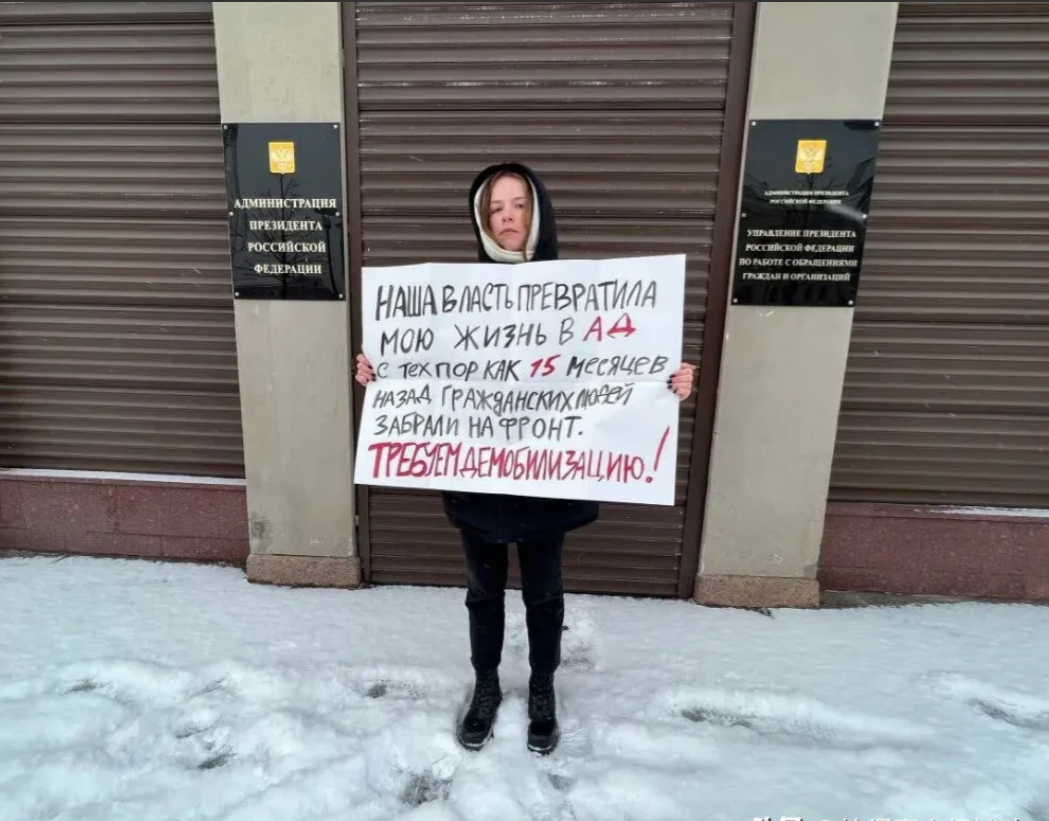 部分俄罗斯动员兵家属不再沉默。在莫斯科和圣彼得堡，她们在光天化日之下举着横幅，要