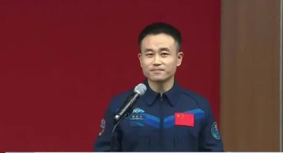 太厉害了！神舟十七航天员全员猛男
1989年出生的唐胜杰开过6种战机，年纪轻轻就