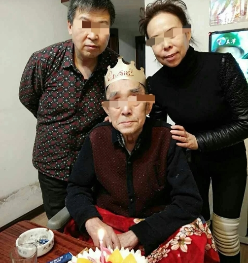 “人心太坏了！”辽宁大连，男子夫妻俩，照顾非亲非故的孤寡老人18年，老人感动不已