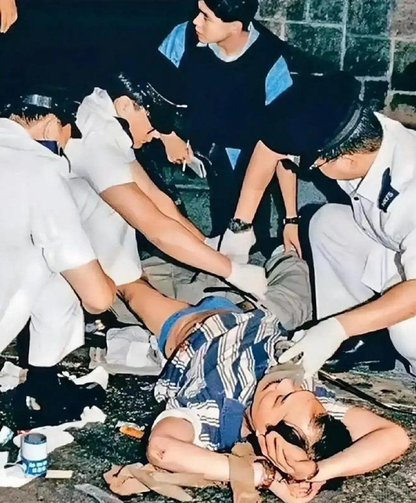 1996年，香港，“贼王”叶继欢被警方抓捕现场的照片，他的腿部被警方射中，倒地被