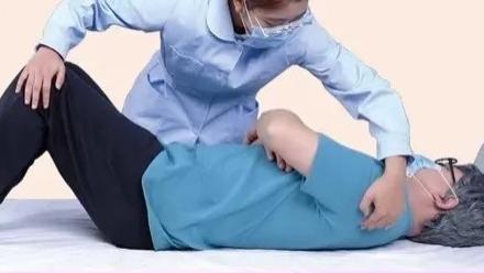 苦参|如何帮助坐在床边的偏瘫老年人变为躺在床上仰卧？