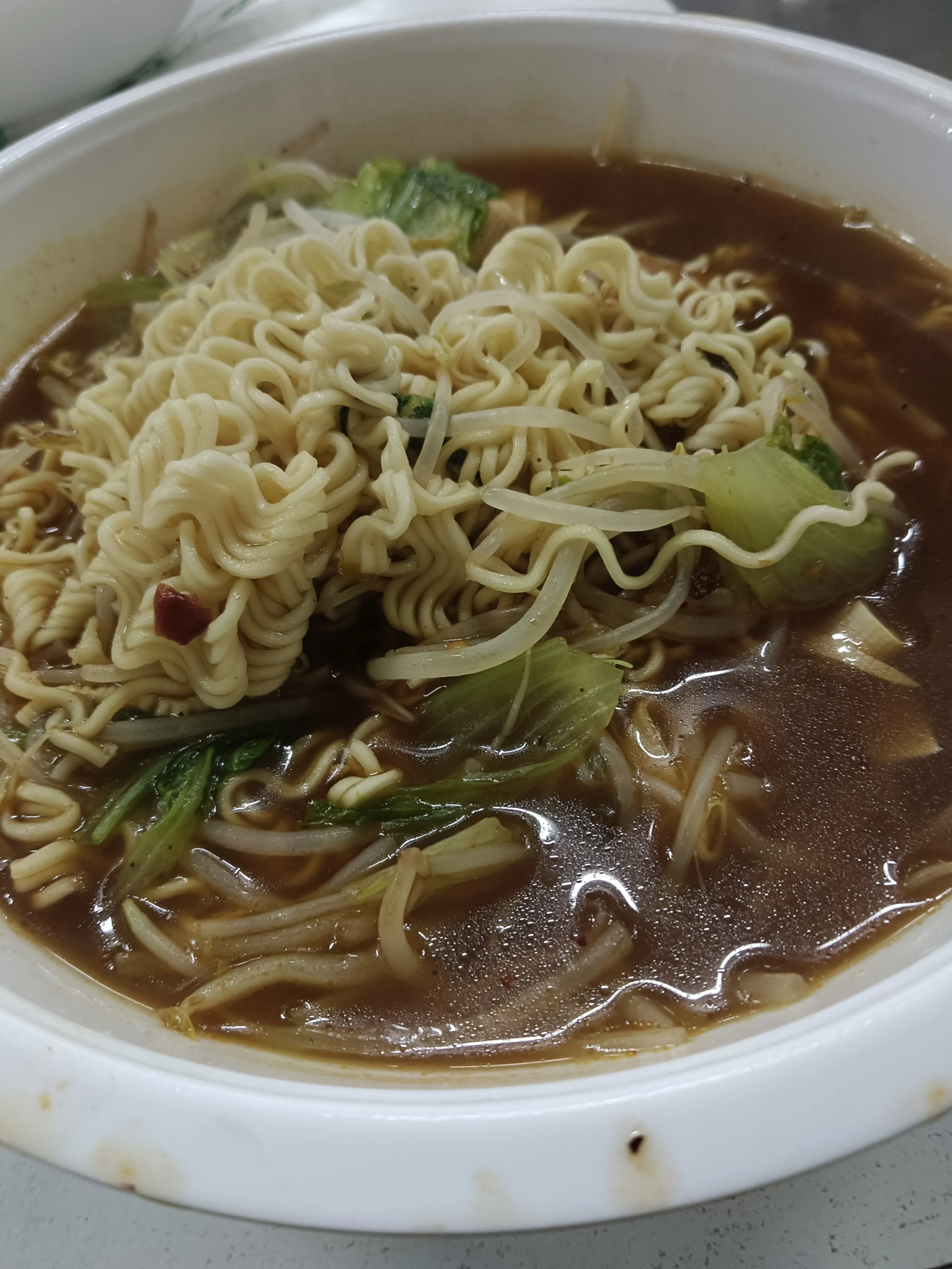 对面车间里有个大哥，是驻马店人，今年有40岁，离婚两年了，天天都吃方便面。9月2