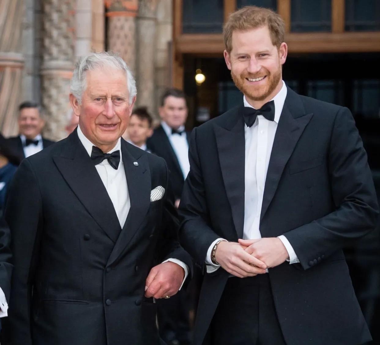 感天动地！查尔斯5号电话通知哈里，哈里得知老父亲患癌后，乘坐最早的航班（6号）飞