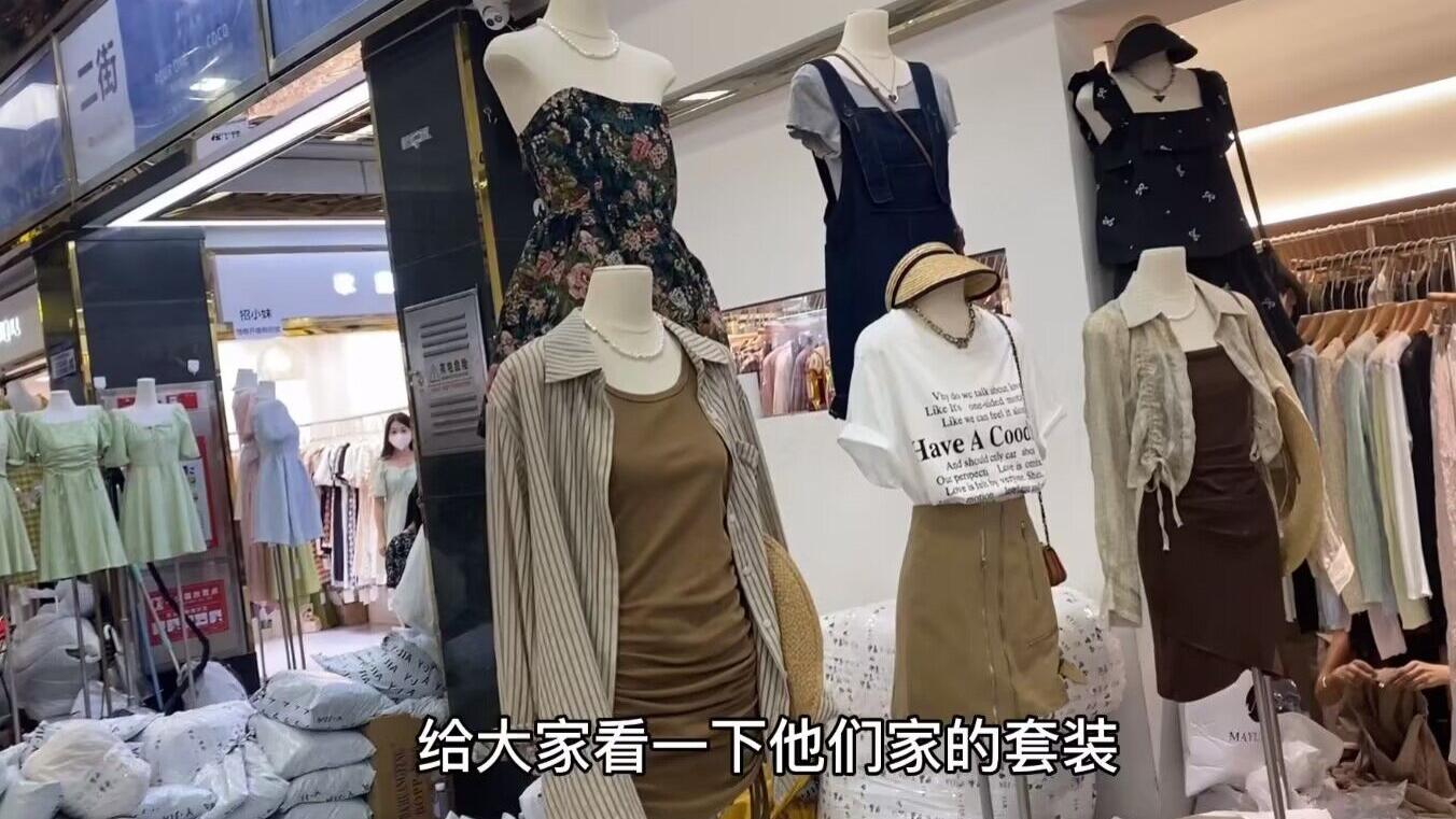 广州服装批发市场这家档口衣服都是成套的，款式丰富多样，夏季里的经典休闲穿搭#服装 #穿搭 #广州
