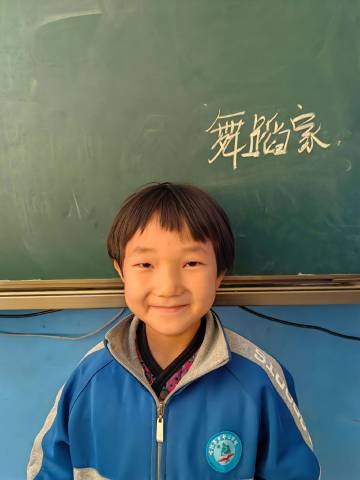 小朋友在黑板上写下自己的梦想，每个梦想都“闪闪发光”。 ​