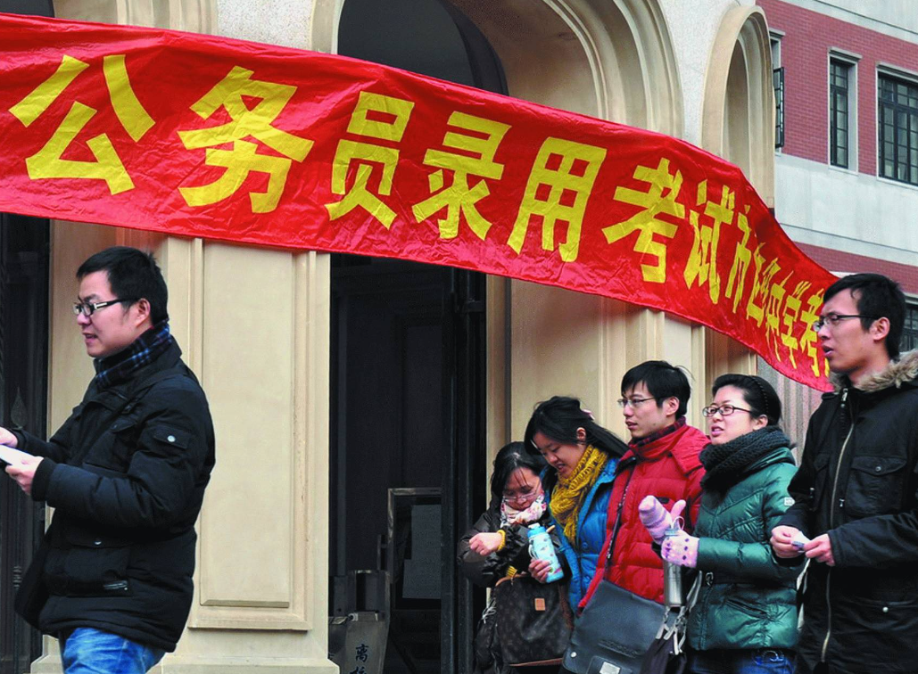 因为现行的公务员招录采用了双盲制度，招聘面试的单位和报考的单位是分开的。即使你父