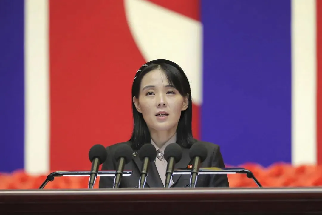 朝鲜领导人金正恩的妹妹金与正7日发表讲话称：
“我再次明确一下，我国军队的扳机已