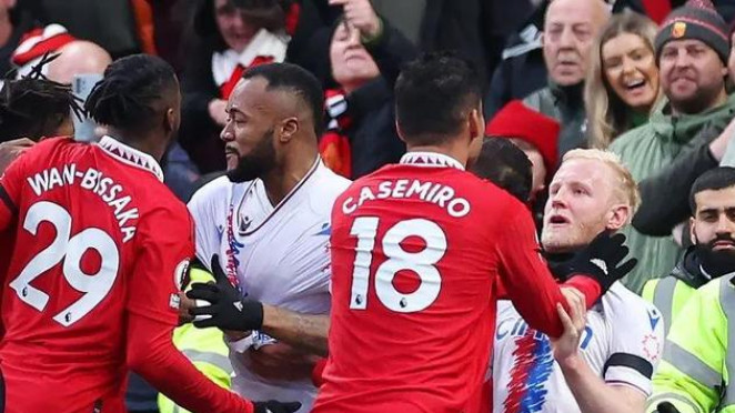 在一场比赛中，裁判的判罚引起了曼联球迷的不满。