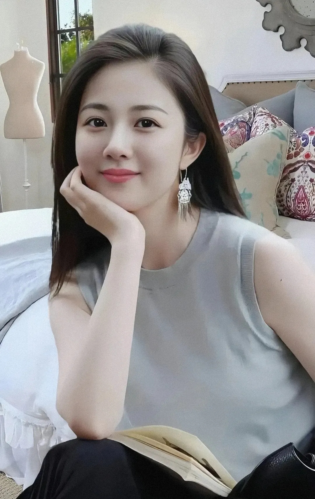 和一位女同事在酒店开房，在完成一些事情后，她去洗澡了。这时，她的手机响了起来。我