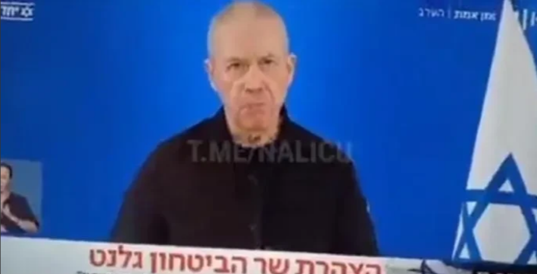 你一定想不想不到这位戴着面具的人是以色列国防部长约阿夫·加兰特。
一个国家的防长