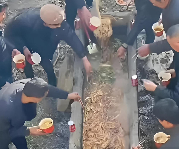 我本以为你在喂猪，没想到你竟然准备了火锅？

