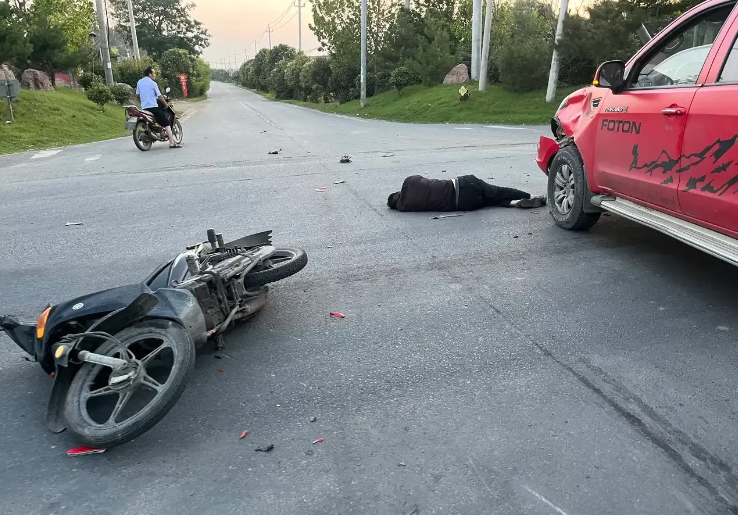 男子未戴头盔骑无牌摩托无证驾驶闯红灯撞上正常行驶皮卡身亡
交警认定责任七三开，皮