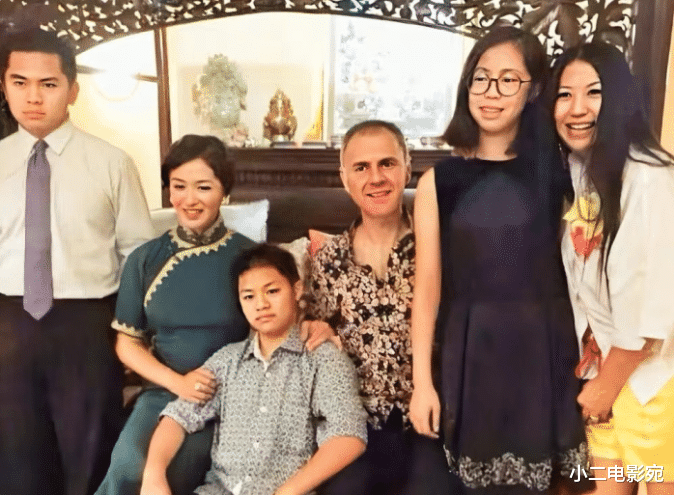 56岁金星为避风头回法国，容貌消瘦又变男相，穿金戴银被怒批