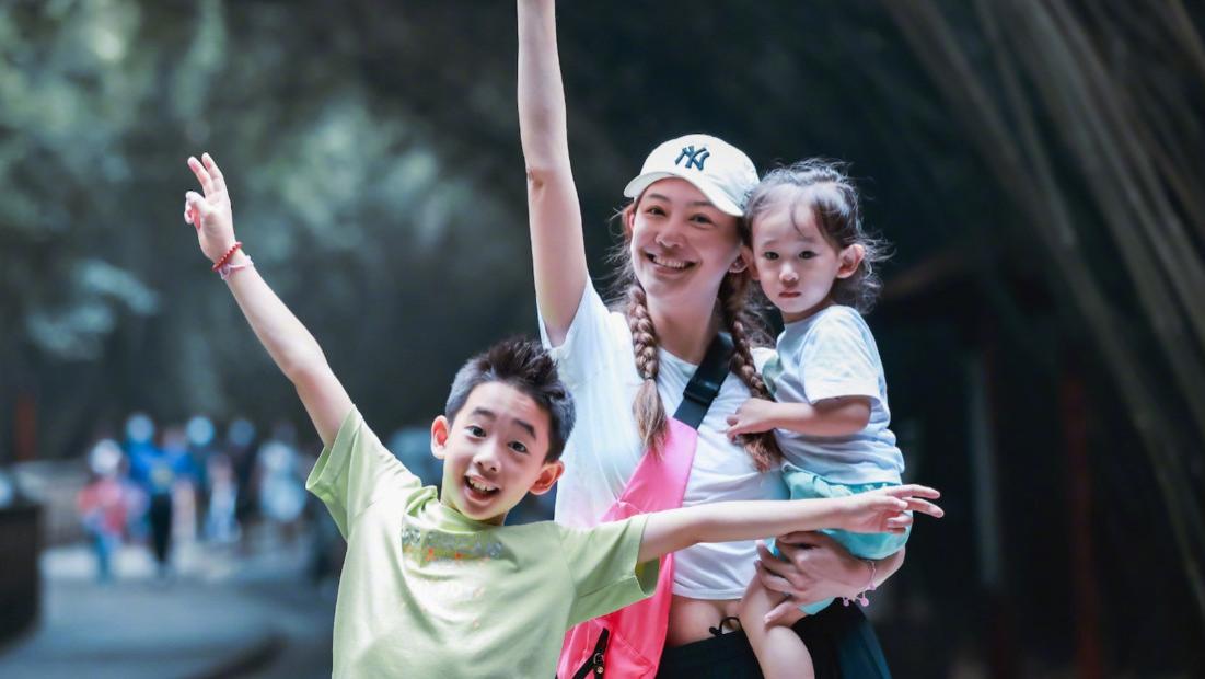 陈小春儿子HOHO留长发被误认女孩惹议，背后原因让人感动