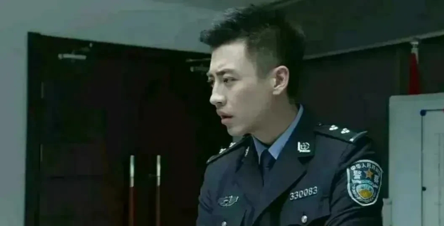贵州，女子带情人回来留宿，老婆让老公让出大床给她跟情人同床共寝，让老公去睡小床，