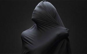 我逃到千里外的大学，却发现父母对我的影响如跗骨之蛆。父母吵架如同拔河，我这根婚姻纽带，注定被活活撕裂