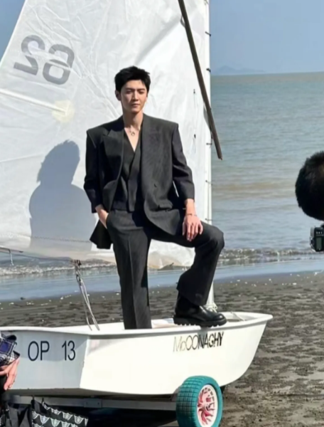 澳门海边偶遇陈哲远，他本人好瘦呀，脸很小五官很立体，他在拍照每个角度都很帅，明星