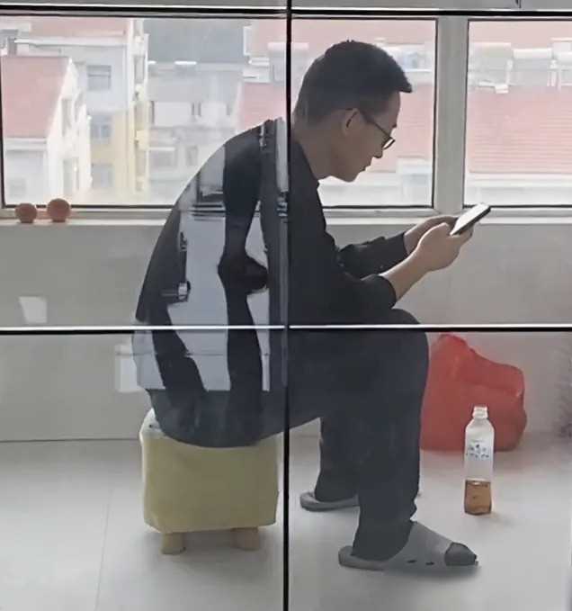 老公整天在阳台上抽烟，原因是逆子考试成绩全班倒数第3。当初不听劝告，非要花120