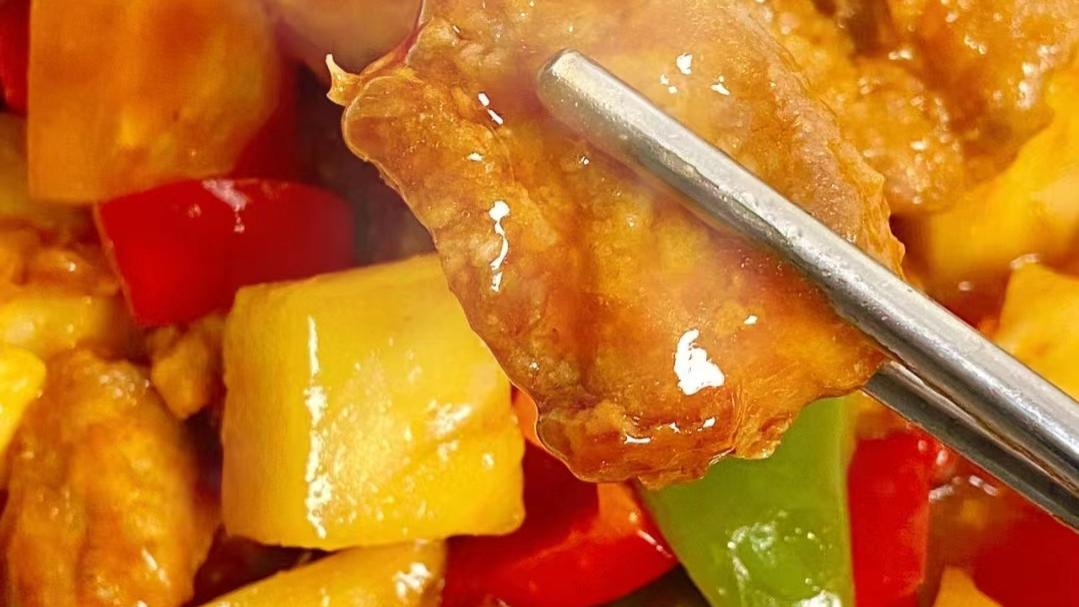 酸甜可口，小孩喜爱的经典美食—菠萝咕咾肉