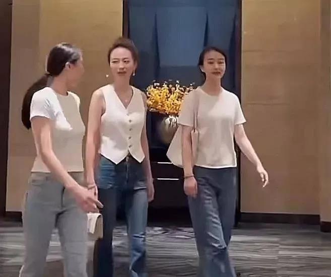 这张照片拍摄于2019年，吉林大学珠海学院毕业生白珊珊与两个女孩去酒店包间就餐时