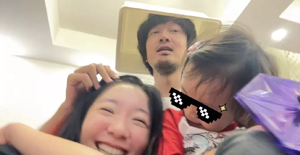 王传君不修边幅，好在他妻子和女儿也能跟他玩到一起，这样就是幸福的一家。这是他首次