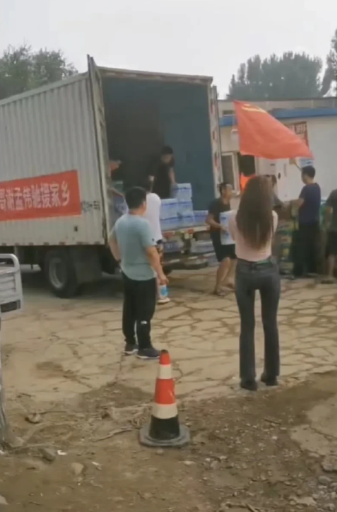 嘎子哥诈捐物资，被媒体曝光，不得不说他蹭流量真是一把好手，有媒体爆料他把装好的物