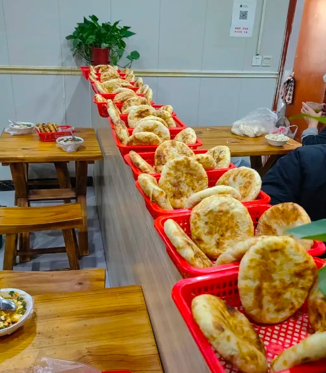 这家店真会做生意，一碗豆腐脑5块钱，烧饼随便吃，吃一个是五块，吃十个也是五块！这