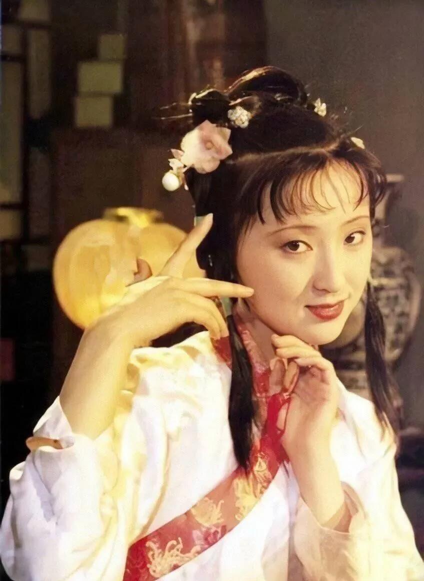 元春省亲时，黛玉替宝玉作弊的一首诗，为什么能夺冠？

因为只有林黛玉听懂了元妃的