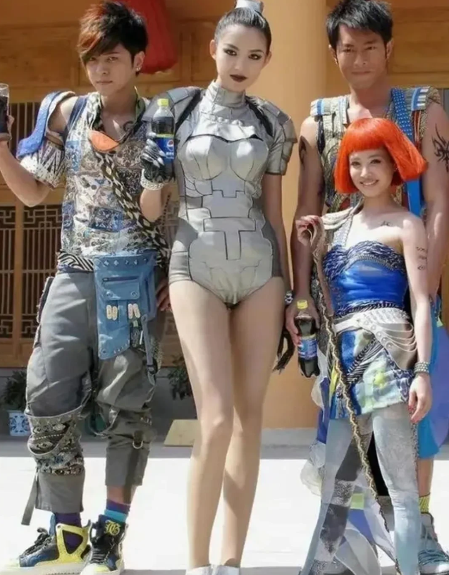 这样看，蔡依林像个小孩子一样！