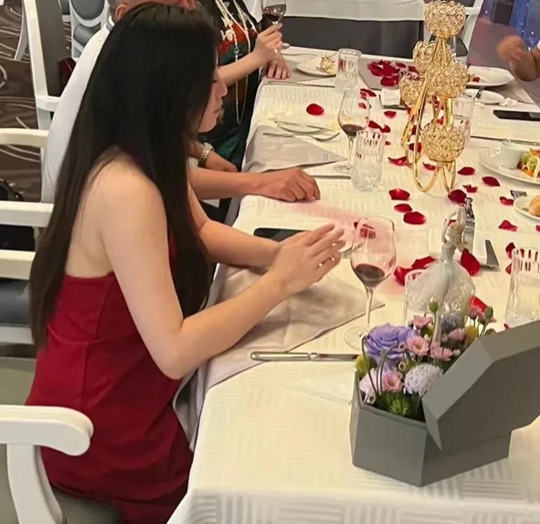 我闺蜜是个傻子，给她们老板做情人，十年了，人家离婚后又娶了一个，也没考虑娶她，她