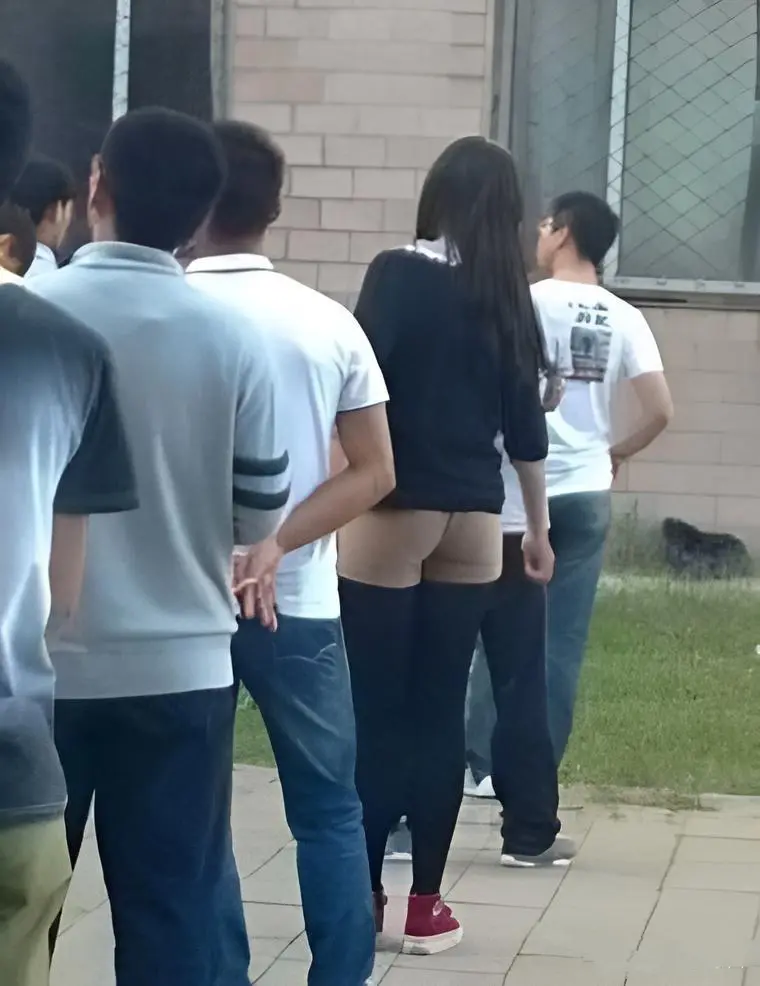 如果你第一眼看错了，就请默默地点个赞！！！