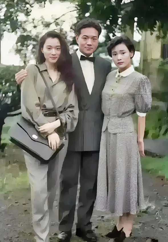 这张照片一般人没看过
这是陈冲年轻时，与两位好友的珍贵照片。中间站着的手扶长发女
