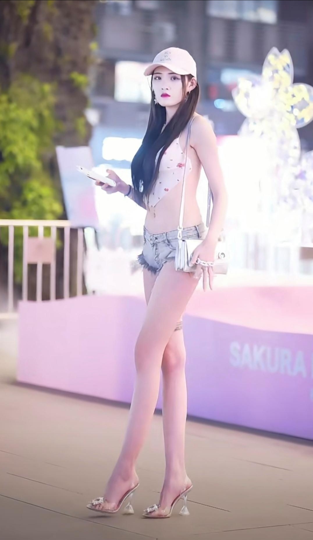 街拍身材高挑的小姐姐，目测身高一米八以上，这腿比别人身高都高吧？服饰穿着也有自己