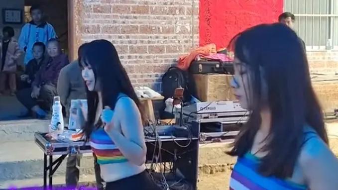 头一回见！广西2名女孩在寿宴上热舞，男生们看得津津有味