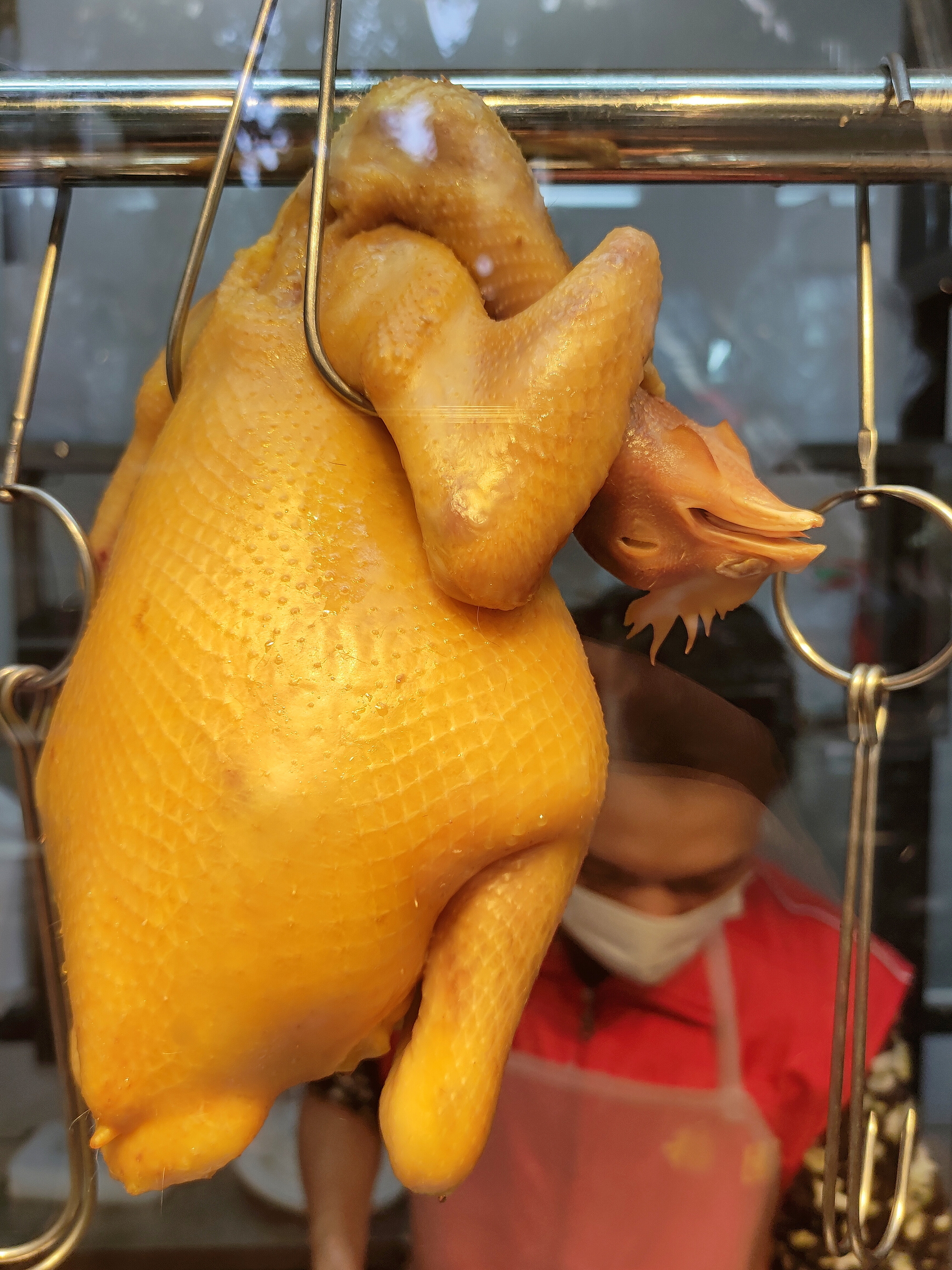 细岗市场对面的湛江鸡饭店，新装后重新开业，现在挂出来的白切阉鸡，仿佛标本一样，靓