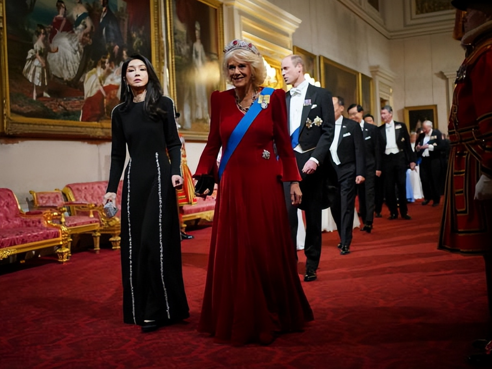 韩国夫人参加欢迎宴，走在英国城堡里好似刘姥姥逛大观园，边走边看还东张西望，对这里
